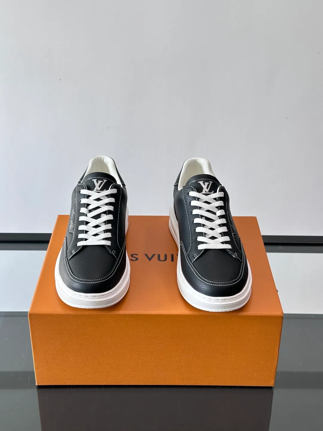 Men's men's shoes 💰p380 "＊OUIS ＊UITTO＊" casual sneakers, made of high-quality cowhide grain leather, with black laces, simple and high-end! LV Logo + classic Monogram lines on the side of the shoe, full of details✨. The rubber soles are wear-resistant and have strong traction, making them suitable for daily commuting and leisure. The shoe last fits the shape of the foot, making it comfortable to wear and not tiring after long walks. It is extremely versatile and can be easily worn with jeans or casual pants. It is a must-have item for men's fashion! 🖤 ​​size：38-44